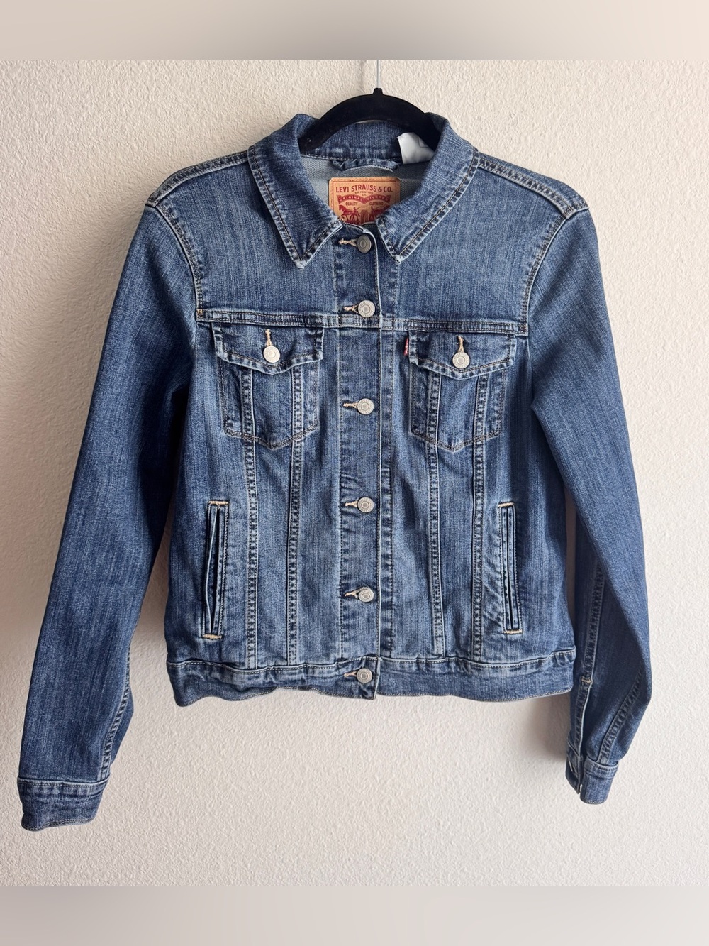 Levi's Women's Classic Trucker Denim Jacket Medium Wash Blue Size L 70240-0073